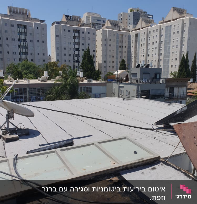 גג עם יריעות איטום, כבלים ולוחות זכוכית